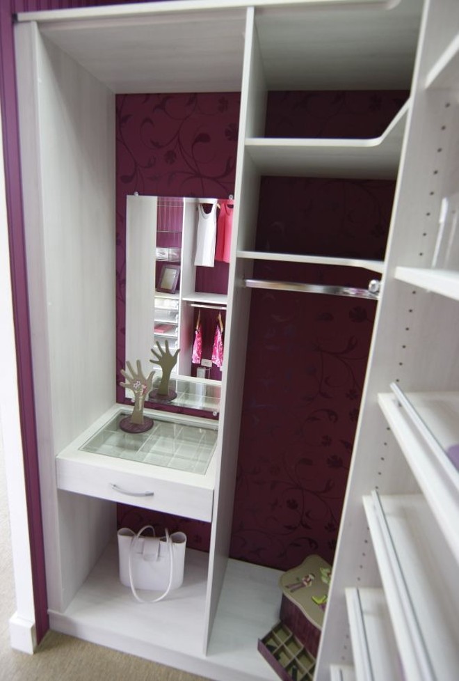 À venda na Mr. Closet, a penteadeira dentro do armário é ideal para quem precisa de espaço | 