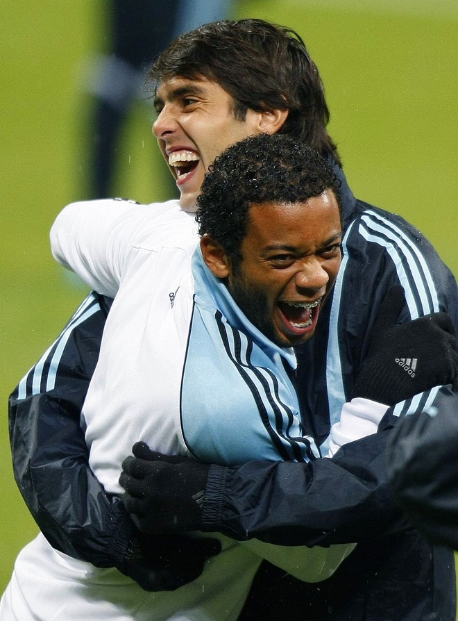Kaká abraça o companheiro Marcelo em treino na véspera do jogo com o Milan | 