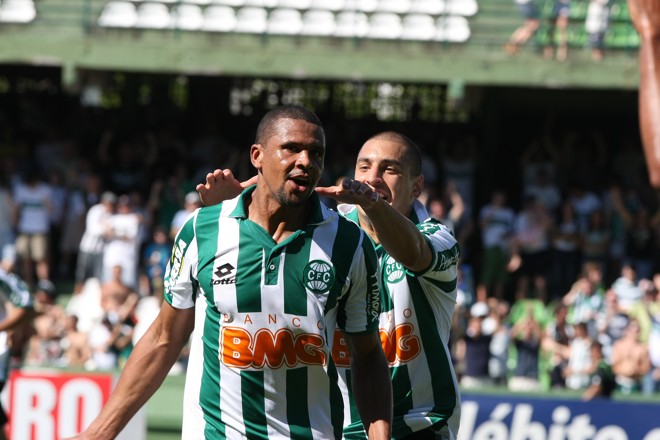 Ariel (ao fundo) comemora com Pereira o gol do triunfo do Coritiba diante do Vitória | 