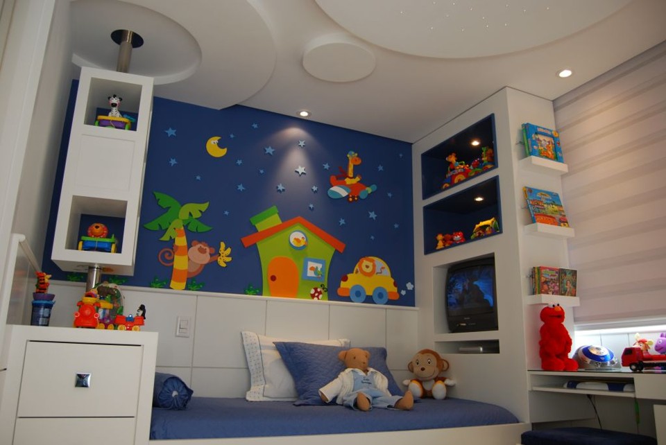 Quarto de um menino de três anos, projetado por Caroline Figueiredo, tira partido do colorido dos objetos e enfeites de parede | Caroline Costa Porto Figueiredo/Divulgação