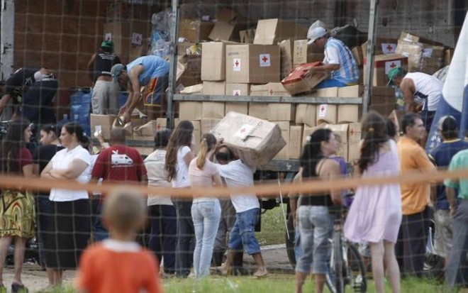 DoaçõesDepois de dois meses da tragédia de novembro, os depósitos de doação ainda estavam cheios. A Defesa Civil Estadual estima ter recebido cerca de mil toneladas de roupas |