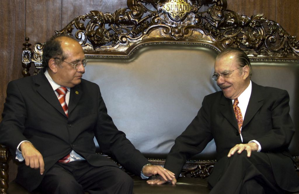 Gilmar Mendes, do STF, e José Sarney, em encontro recente, antes de o presidente do Senado ter se recusado a cumprir a ordem do Supremo de determinar a perda imediata do cargo do senador Expedito Júnior | José Cruz/ABr
