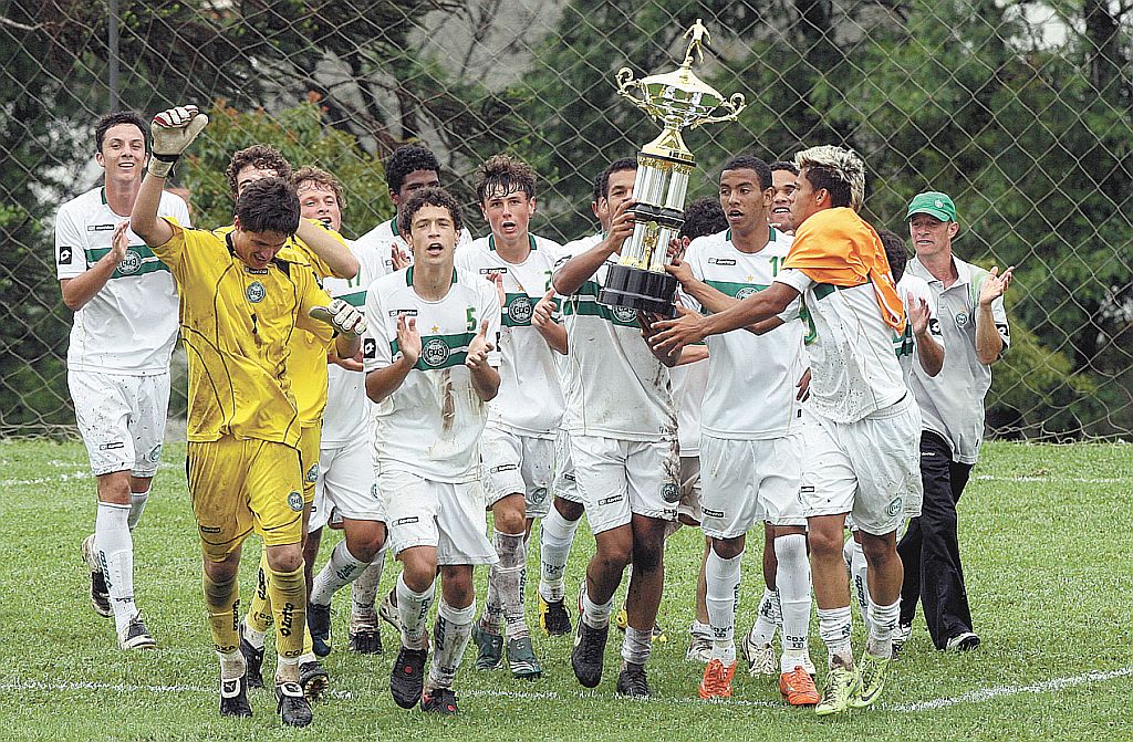 O Coritiba deu a volta olímpica no sub-17 dentro do CT do Caju, ao empatar por 2 a 2 com o Atlético em jogo de seis expulsões | Hedeson Alves/ Gazeta do Povo