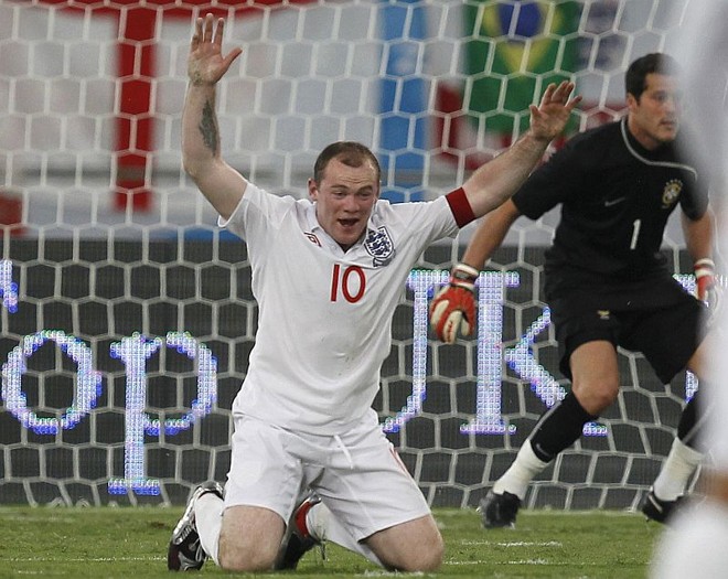 Wayne rooney lamenta a perda de uma chance de gol na derrota do English Team para a Seleção Brasileira por 1 a 0 | 