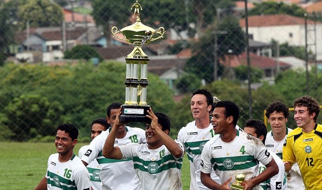 Jogadores do Coxa celebram o título com a taça em pleno CT do Caju | 