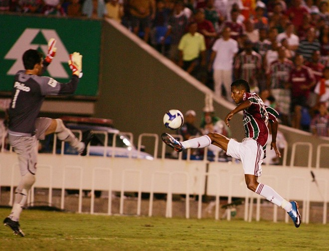 Golaço: após receber o passe de Conca, que havia driblado dois atleticanos, o jovem Maicon tocou com estilo por cima de Galatto | 