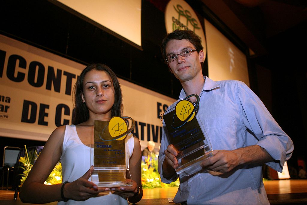 Luana Gomes e Guido Orgis: prêmio destacou reportagens sobre cooperativismo | Divulgação