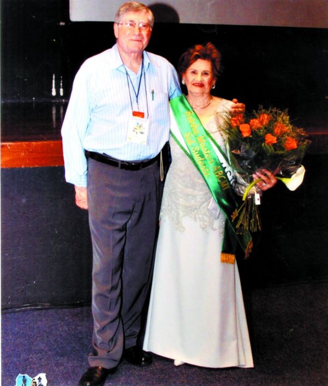 MELHOR IDADE EM DESTAQUE - A Associação Brasileira dos Clubes da Melhor Idade realizou no 2º Encontro Regional Sul-Sudeste, que aconteceu no Costão do Santinho (em Florianópolis), a eleição da Rainha Master, título concedido à sra. Dirce Zeni Ríspoli, que foi cumprimentada pelo presidente da instituição no Paraná, Luiz Antonio Bruscato |