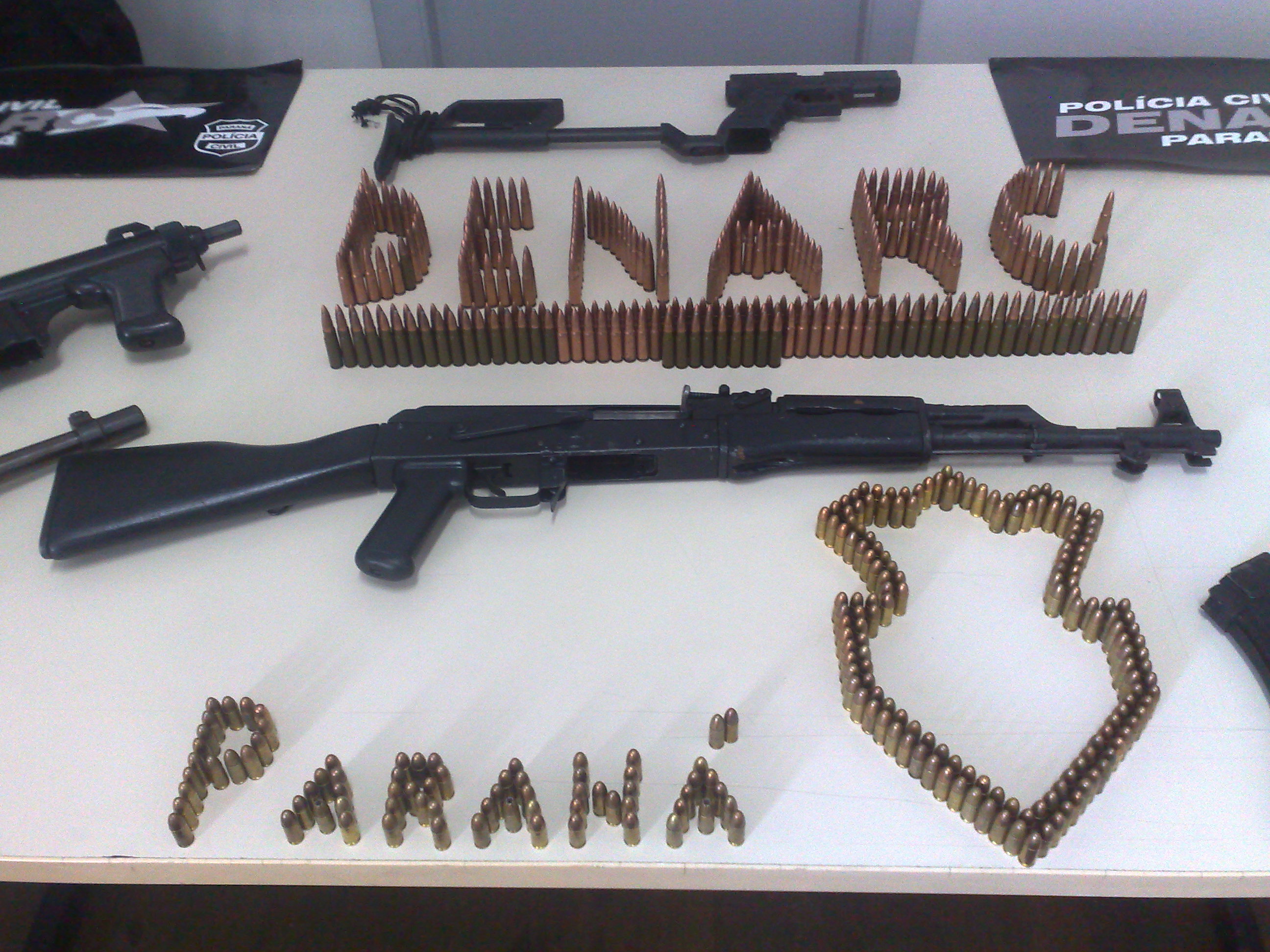 Armamento pesado foi encontrado com o trio em Almirante Tamandaré | Adriano Ribeiro / Gazeta do Povo