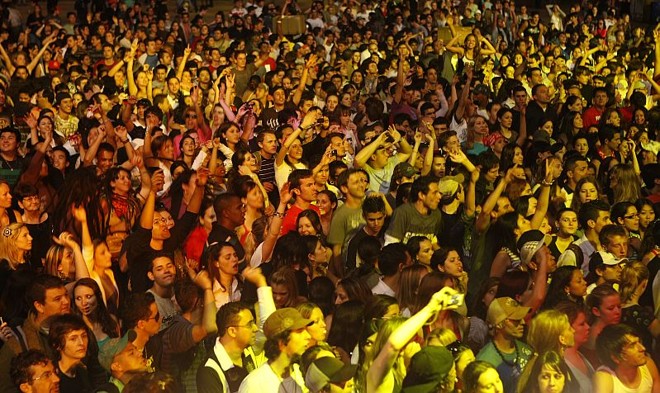 O público que estava espalhado pelo EcoPark reuniu-se rapidamente, chamado pelo som do Skank |