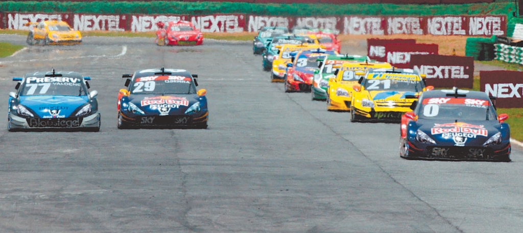 Cacá Bueno (carro 0, à direita) puxa a fila de veículos na reta do Autódromo Nelson Piquet, em Brasília: bicampeão da Stock terminou em terceiro e aumentou a vantagem na liderança | Fernanda Freixosa/ Agência WE