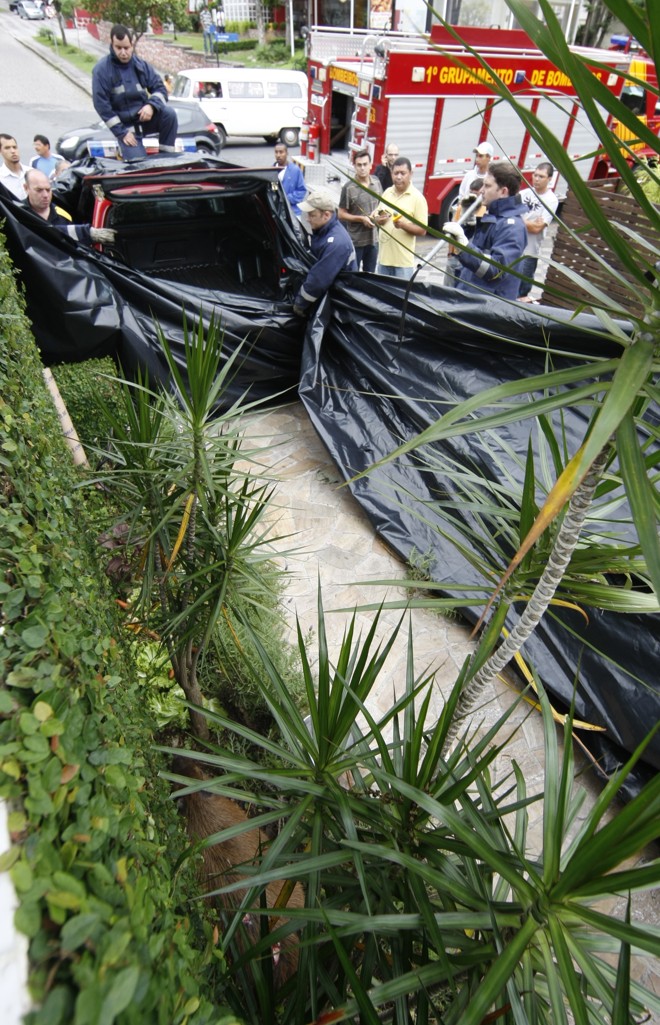 Bombeiros estenderam lonas para cercar a capivara e impedir que ela corresse para a rua |