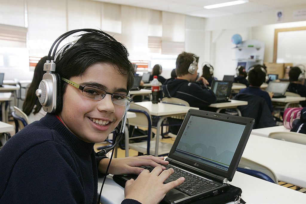 No Dom Bosco, onde João Gabriel estuda, alunos terão netbooks para fazer trabalhos e até levar para casa. O estudante diz se atrapalhar um pouco com o português por causa das abreviações que usa quando está no computador | Daniel Castellano/Gazeta do Povo
