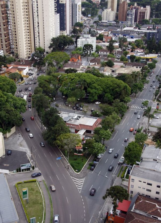 Vista aérea do Juvevê. O bairro teve 385 apartamentos lançados de 2005 a 2009 (2% do total da cidade) |