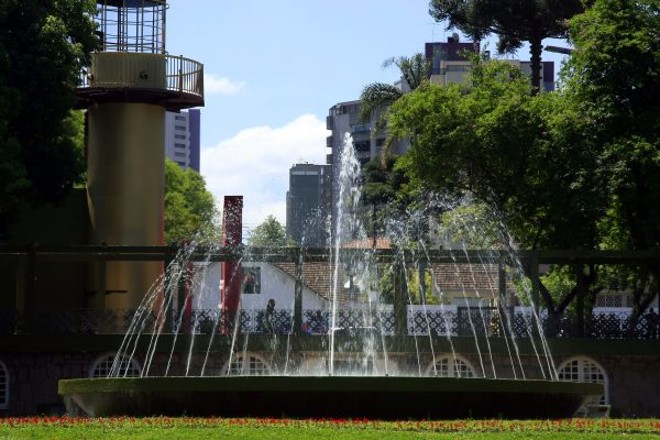 Praça Espanha, no Batel. O bairro tem 21% de tudo que foi construído na região analisada |