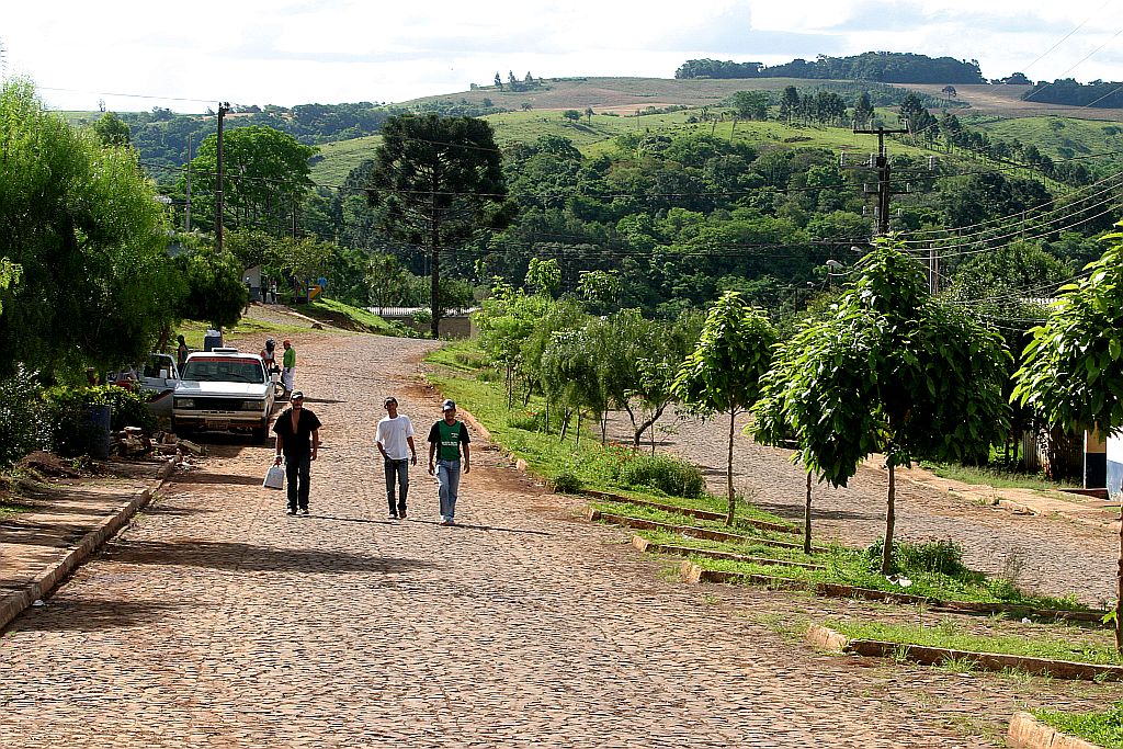 Vista de rua de pedras em Mato Rico, na região central do Paraná: 65% dos recursos da cidade, instalada em 1993, são repassados pelo governo federal | Dirceu Portugal/ Gazeta do Povo
