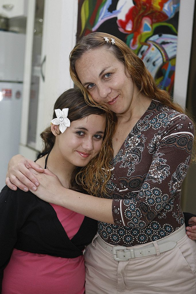 Bruna, 11 anos, com a mãe: reencontro só foi possível porque alguém resolveu fazer uma denúncia | Pedro Serápio/ Gazeta do Povo