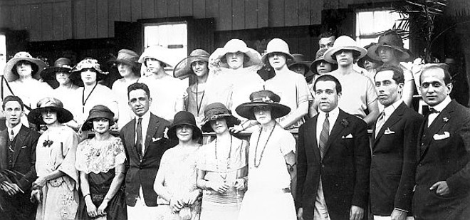 Moças curitibanas reunidas numa festividade no Parque Graciosa, no Juvevê, na década de 1920 |