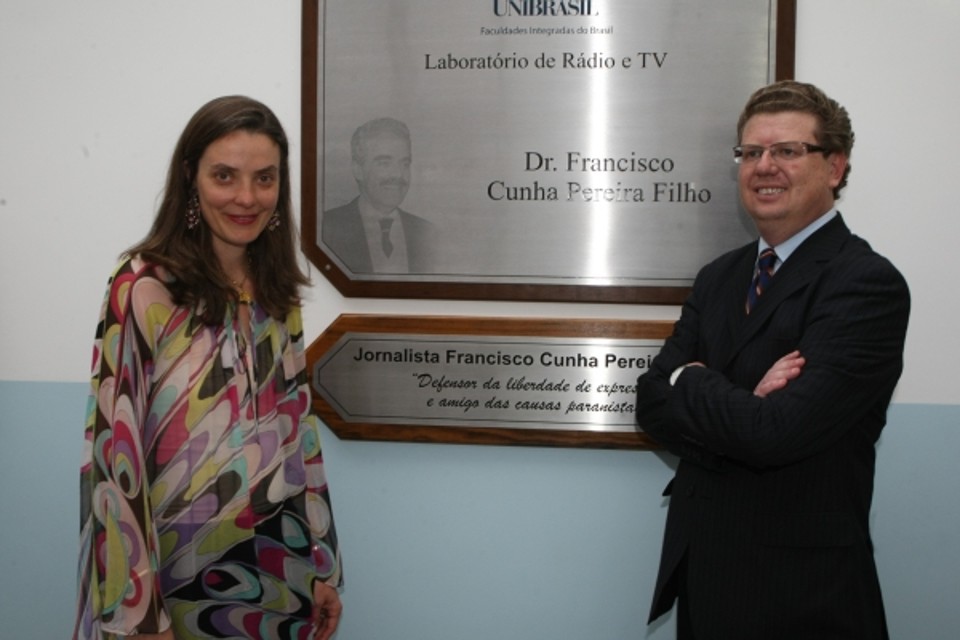 O laboratório de Rádio e Televisão da Unibrasil passou a se chamar, desde ontem, Francisco Cunha Pereira Filho, em homenagem ao jornalista e ex-diretor-presidente da RPC, falecido em março deste ano. A solenidade de nomeação contou com a presença da vice-presidente da empresa, Ana Amélia Filizola, e do reitor da instituição, professor Clèmerson Merlin Clève | Pedro Serápio/Gazeta do Povo