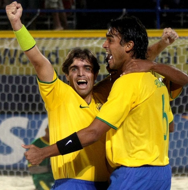 Bruno e Betinho celebram gol brasileiro na goleada sobre Portugal |