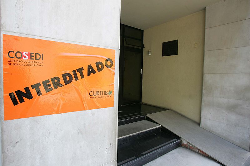 Prédio foi interditado na manhã de quinta-feira, mas moradores seguem ocupando os apartamentos | Ivonaldo Alexandre/Agência de Notícias Gazeta do Povo