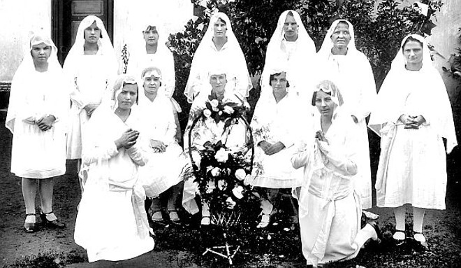Filhas de colonos polacos, cuja fé católica era inquebrantável. Pátio do Colégio Sagrada Família na Rua Emiliano Perneta, em 1930 |