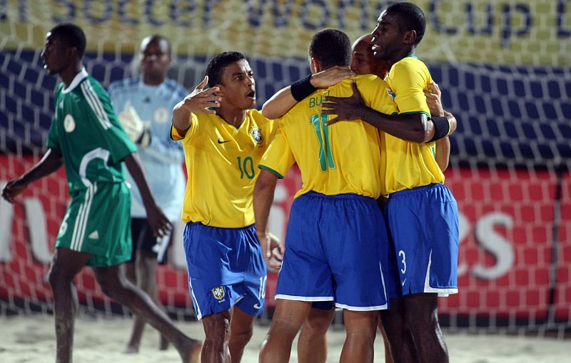 Brasileiros comemoram gol na vitória de 11 a 5 sobre a Nigéria | Karim Sahib/AFP