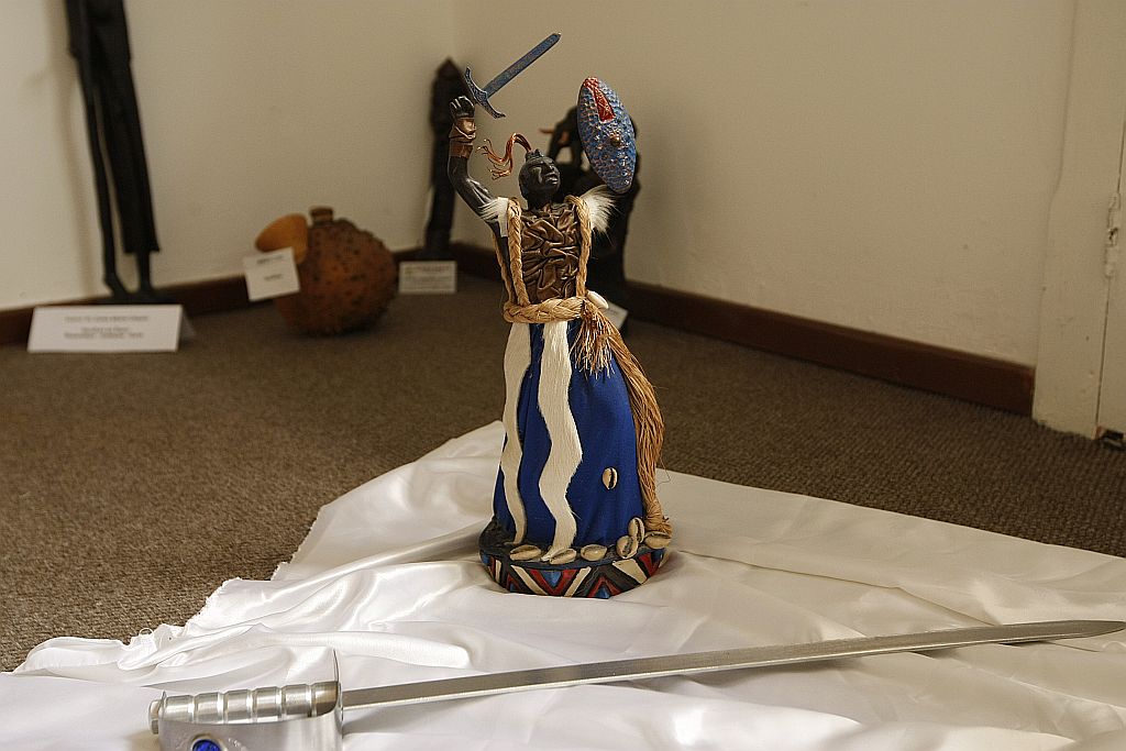 Exposição que termina hoje, no centro de Curitiba, traz diversos itens de arte africana, além de fotografias | Antônio Costa/Gazeta do Povo