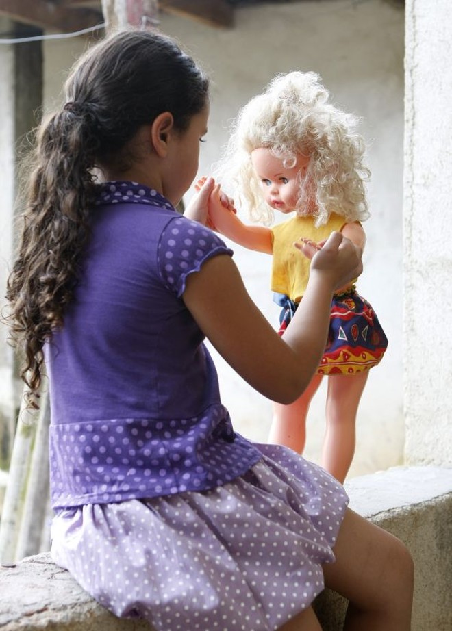 Para a filha do marceneiro Carlos Roberto Aguiar, os primeiros sinais de uma possível puberdade chegaram bem mais cedo do que o normal. Aos 7 anos, Thaís apresenta crescimento de mama e dos pelos e uma alteração de humor típica das mudanças hormonais no organismo. Todos estes sintomas fizeram o pai procurar o consultório da endocrinologista Sheyla Alonso. 