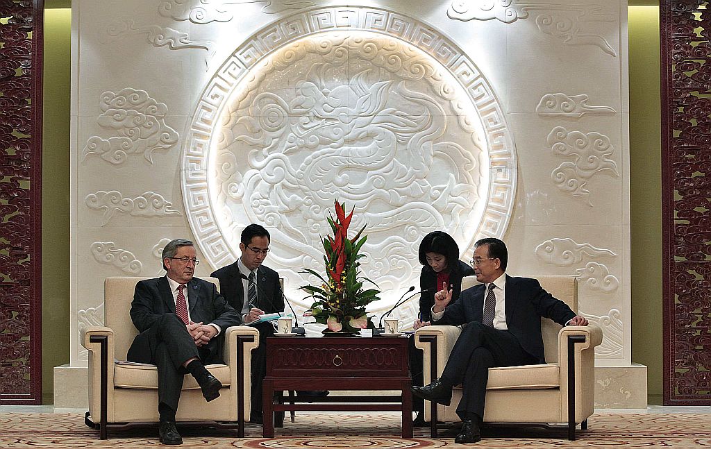 Jean-Claude Juncker (à esquerda) e Wen Jiabao: um empurrãozinho para a recuperação econômica | Aly Song/ Reuters