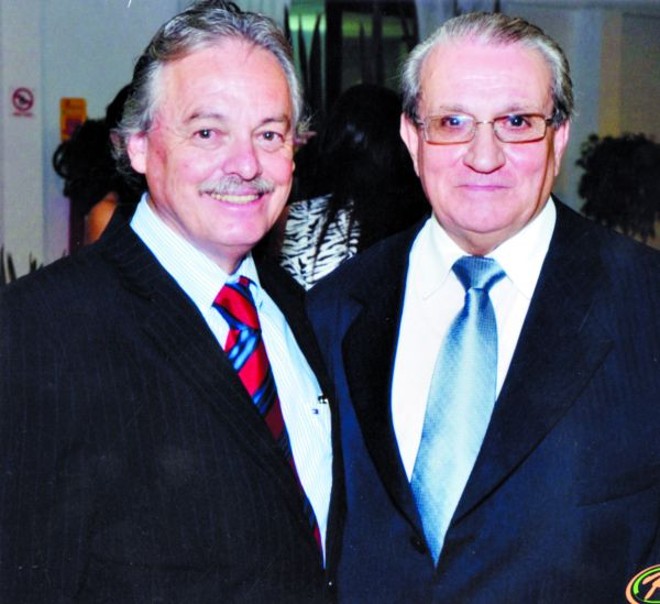 José Deodato Skroski, ladeando o vereador Mario Celso Cunha foi agraciado com o prêmio em reconhecimento a sua atuação na Câmara Municipal |