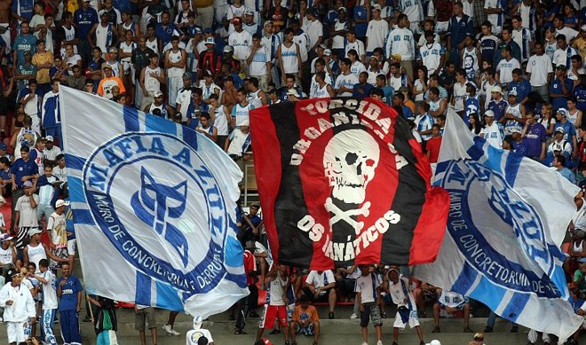 Mais de 27 mil torcedores estiveram presentes no Mineirão; Na imagem, uma bandeira da torcida do Atlético Paranaense junto às do Cruzeiro |