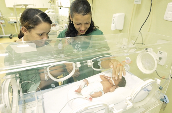 Lilian e Rosângela, mãe e avó, observam Melissa, uma das trigêmeas nascidas em Foz do Iguaçu: história repetida | Christian Rizzi/Gazeta do Povo