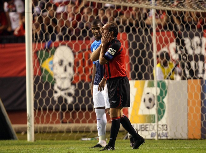 Paulo Baier lamenta gol sofrido pelo Furacão no último minuto. Menos dois pontos na sacola | 