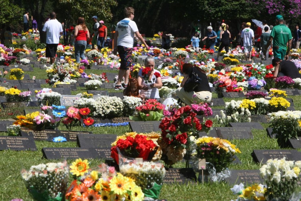 Cemitérios, como Jardim da Saudade, tiveram as visitas divididas entre os dias de sábado, domingo e segunda | Aniele Nascimento - Agência de Notícias Gazeta do Povo