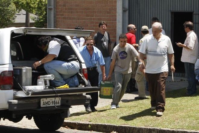 A cápsula removida encontra-se lacrada num invólucro de chumbo, guardada temporariamente no Setor de Ciências Biológicas | 