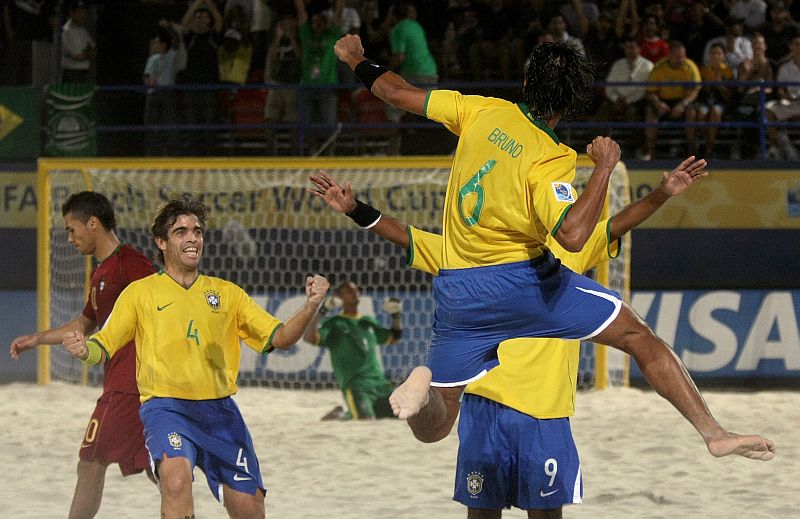 Bruno celebra com Betinho e André um dos gols na goleada por 8 a 2 sobre Portugal | Marwan Naamani/AFP