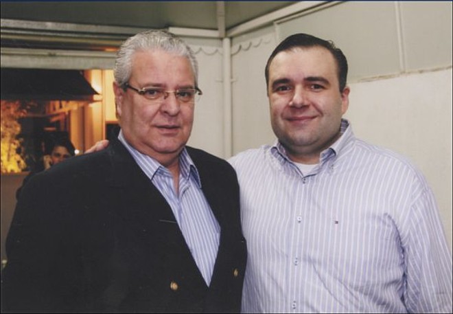 O desembargador Antonio Loyola foi abraçar o deputado Ney Leprevost que ganhou homenagem-surpresa pela sua nova idade |