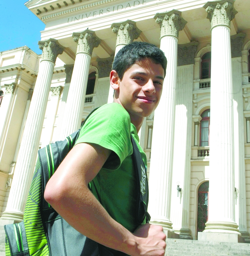 Rodrigo dos Santos Custódio, estudante de Jornalismo da Facinter: A Federal, pra mim, é utopia. Preciso trabalhar e estudar. Não tenho como fazer um curso em tempo integral | Rodolfo Bührer/ Gazeta do Povo