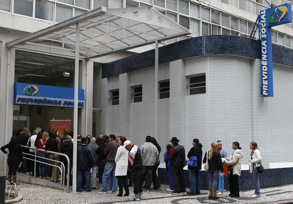 Beneficiários do INSS esperam pela abertura de agência da Previdência, em Curitiba: proposta em tramitação no Congresso, segundo o governo, provoca rombo anual de R$ 6,9 bilhões nas contas do sistema previndenciário nacional | Aniele Nascimento/ Gazeta do Povo