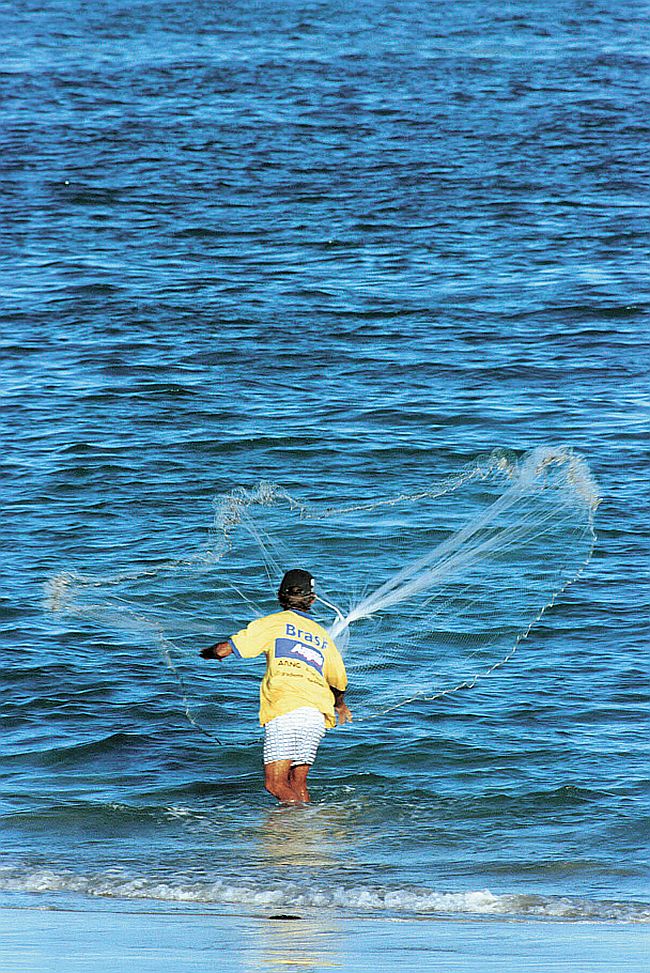 Pescador lança tarrafa na foz do São Francisco, em Alagoas | Silvio Ribeiro/Gazeta do Povo