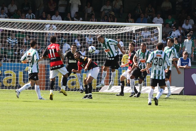 Vitória deu sufoco no Coritiba nos minutos finais no Alto da Glória | 