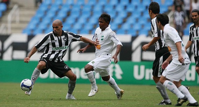 Alessandro, com a bola, criou algumas boas chances no primeiro tempo de jogo | 