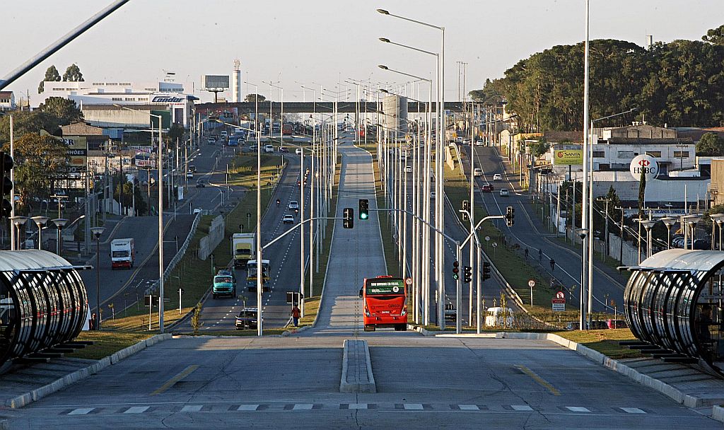 Trecho da Linha Verde, em Curitiba: volume de compra e venda de imóveis na região é pequeno, o que significa que ainda há muita especulação e que mercado até agora não achou ponto de equilíbrio | Albari Rosa/ Gazeta do Povo
