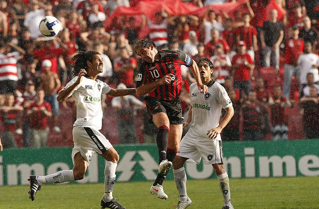 O meia Paulo Baier sobe mais alto que Leandro Guerreiro e, fugindo de sua característica, faz de cabeça o segundo gol atleticano: meia saiu ovacionado de campo | Antonio Costa/Gazeta do Povo