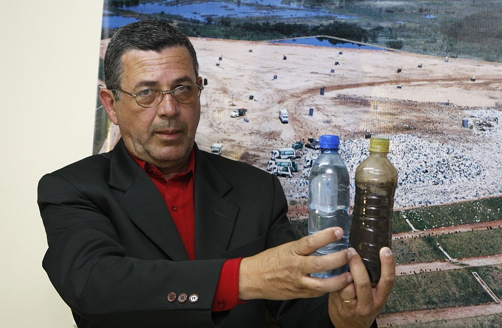 Lima com as garrafas: a primeira tem água de poço; a segunda, do Rio Iguaçu | Rodolfo Buhrer/Gazeta do Povo