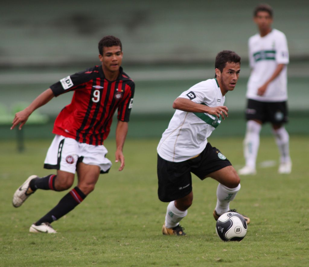 O atacante rubro-negro Alfeu na marcação do lateral alviverde Julio César: Coxa tem vantagem de dois gols | Albari Rosa/ Gazeta do Povo