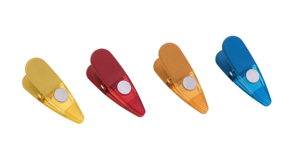 Feito em silicone e com imã para pendurar na geladeira, esse tem quatro opções de cores: vermelho, amarelo, azul e verde. À venda na Biagallo, cada unidade por R$ 5,99 | Divulgação