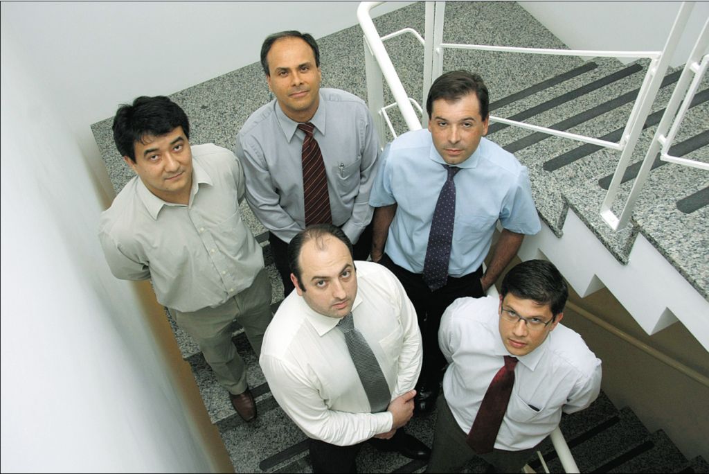 Fabrício (esq.), diretor do Hospital Milton Muricy, com a equipe que fez a cirurgia: Rubens, Luiz César, Francisco e Vinícius | Daniel Derevecki/Gazeta do Povo