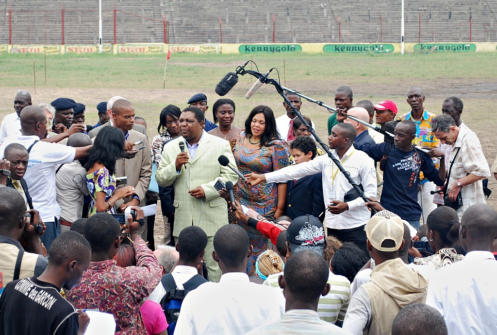 Khaila Ali (ao centro), uma das filhas de Muhammad Ali, voltou esta semana ao Stade du 20 Mai, em Kinshasa, palco da luta em que seu pai derrotou George Foreman | Adia Tishipuku/AFP